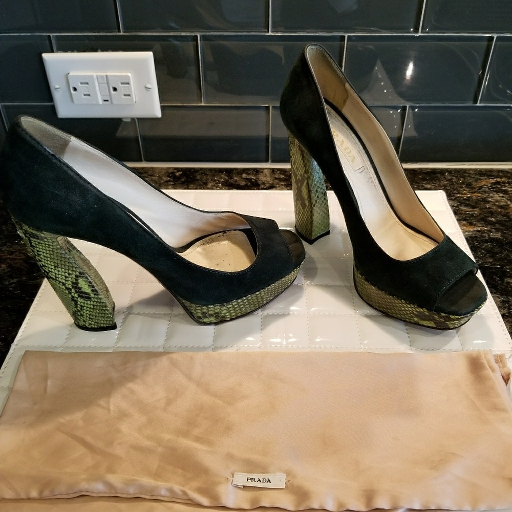 Prada Python Snakeskin Green Platform Pumps Sz 37 - image 1